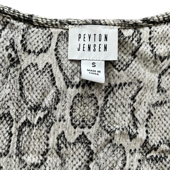 Peyton Jensen Snake Print Romper Size Small Gray V-Neck Short Sleeve - Picture 6 of 14
